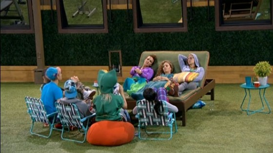 BB16-0715-group-talk