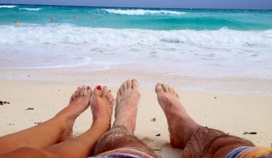 Jeff & Jordan kick back on a Cancun beach