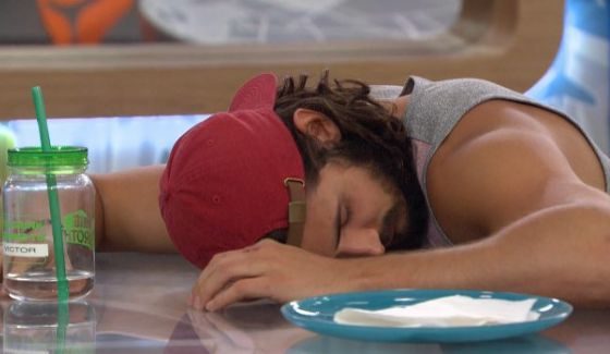 Victor Arroyo passes out from boredom on BB18