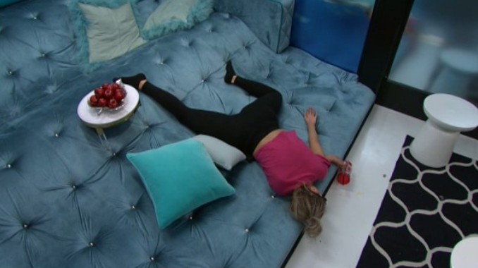 Elena passes out on Big Brother 19