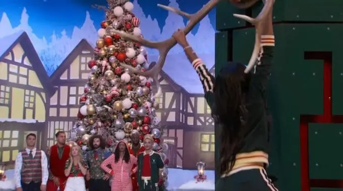 Taylor navigates the maze challenge - CBS