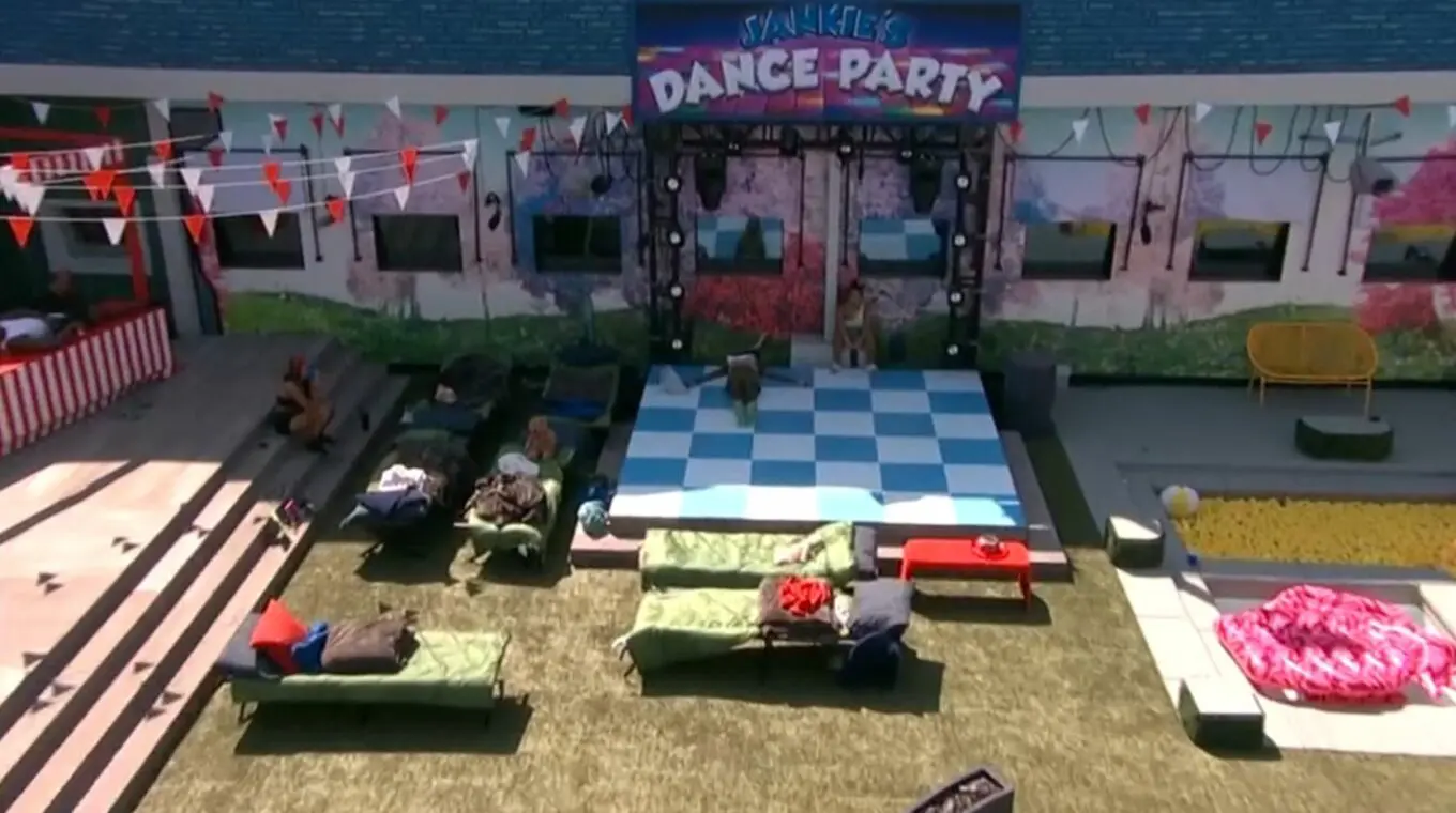 Houseguests in the backyard on BB26 - CBS