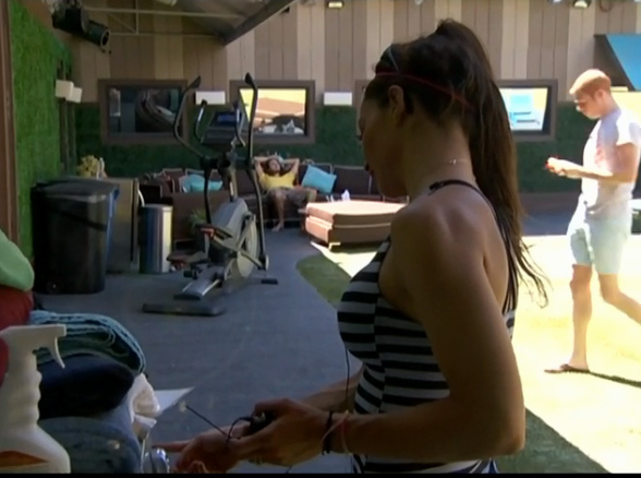 BB-15-Live-Feeds-0825-6