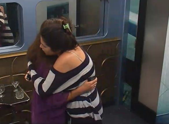 Amanda and Elissa hug