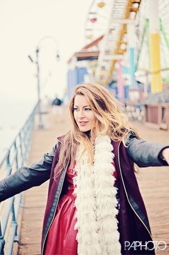 Elissa Reilly on the pier 02 – Philip Alan Photography