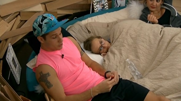 bb16-20140822-0220-hoh-bed