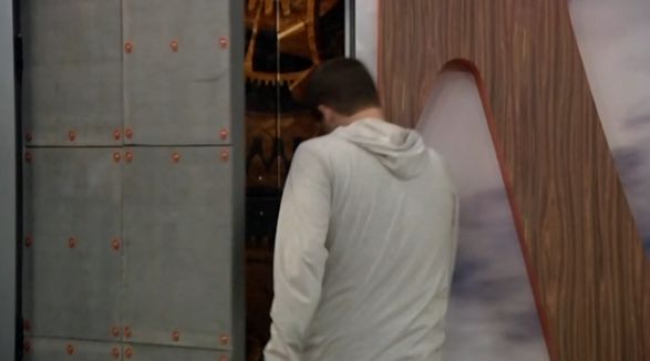 bb16-20140905-1207-derrick-photo-11