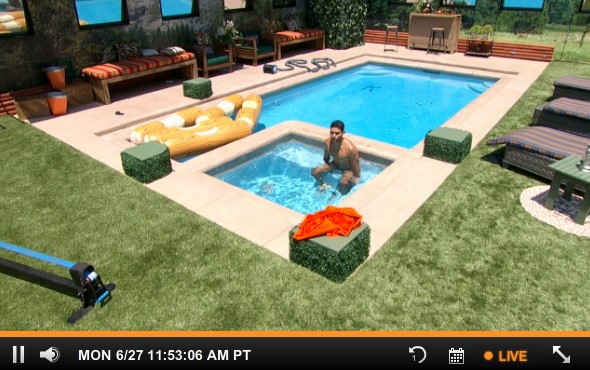 bb18-bblf-20160627-1152-jozea-hot-tub