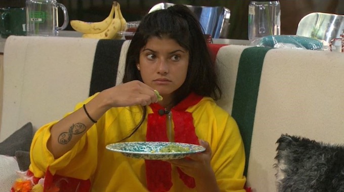 Analyse Eating Her Egg Dish