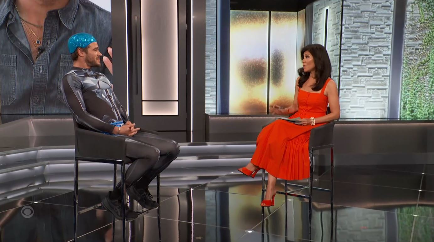 Tucker talks with Julie on Big Brother 26 – CBS